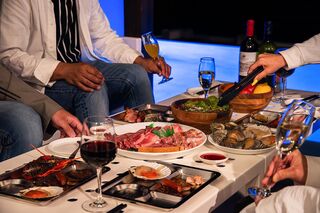 【夕食イメージ】海鮮や肉料理など贅沢食材がずらりと並ぶ晩餐