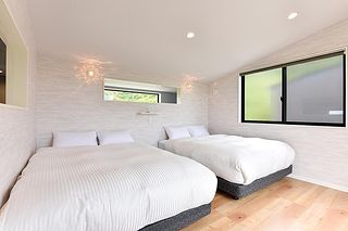 2.5階寝室（ワイドダブルベッド２台）