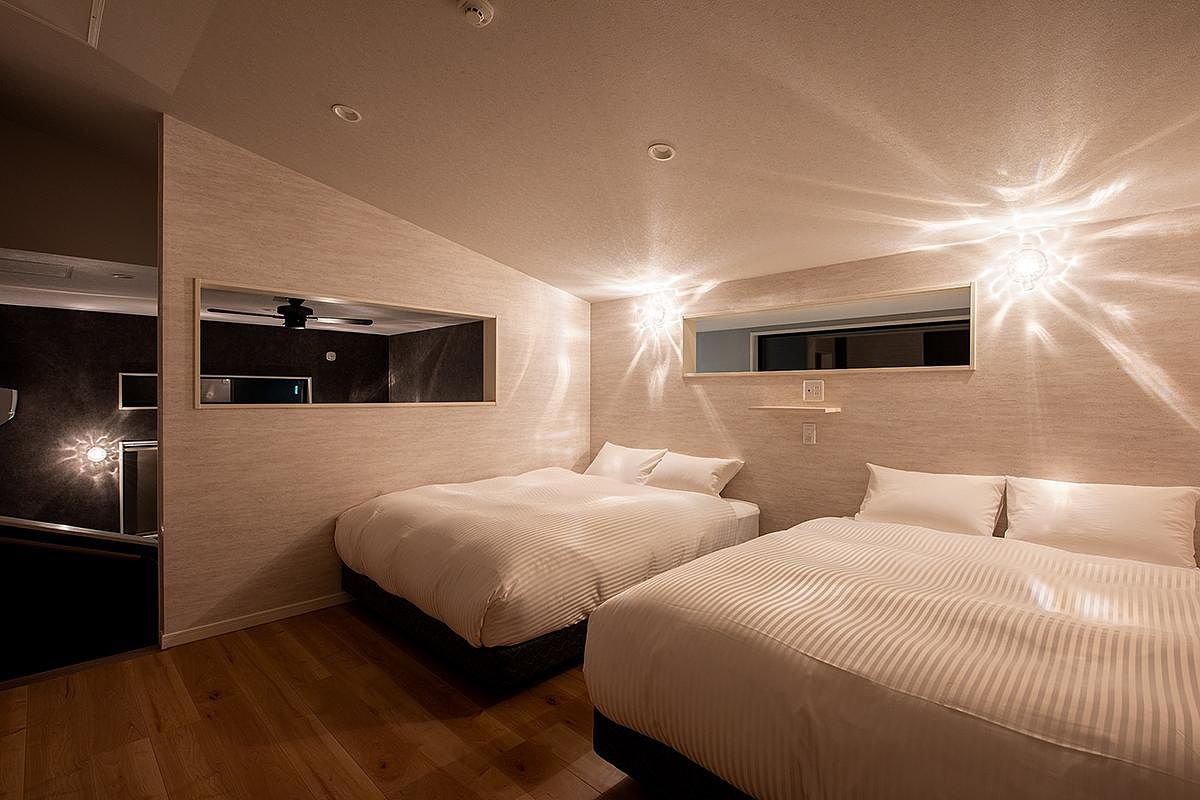 2.5階寝室（ワイドダブルベッド２台）