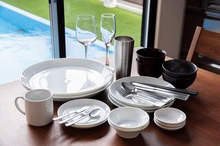 【キッチングッズ】食器やカトラリーは大人数でも安心