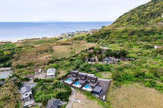 【外観(ドローン】海と山に囲まれた贅沢なひとときを