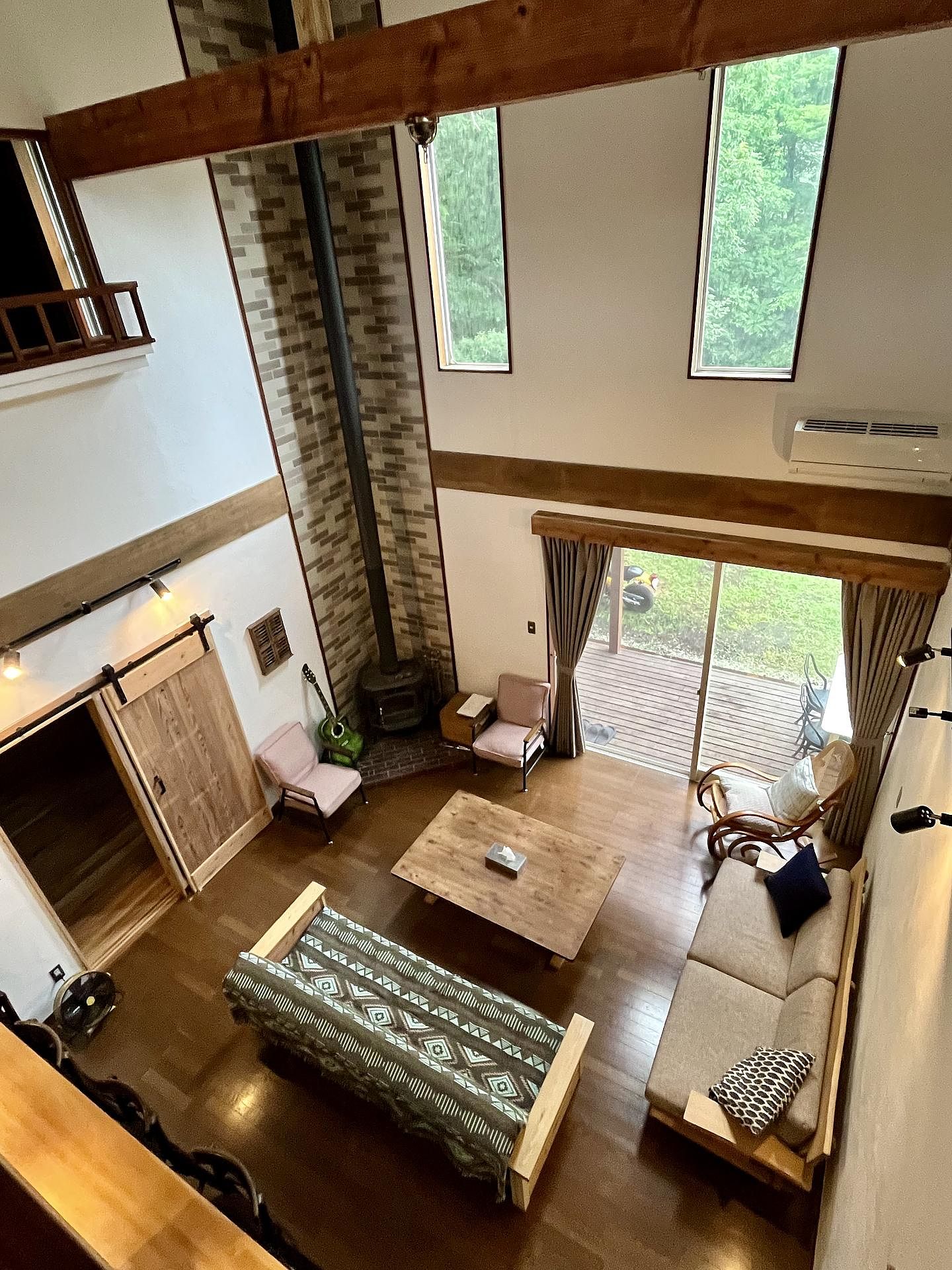 雨の日は屋根付きウッドデッキでBBQできます。