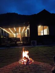 夜の外観