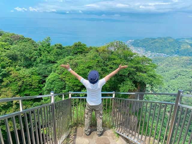 ハイキング中の男性