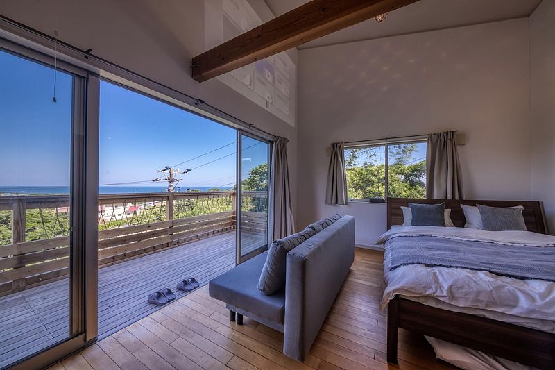 ベッドルームは2階のウッドデッキ付き最高のロケーション