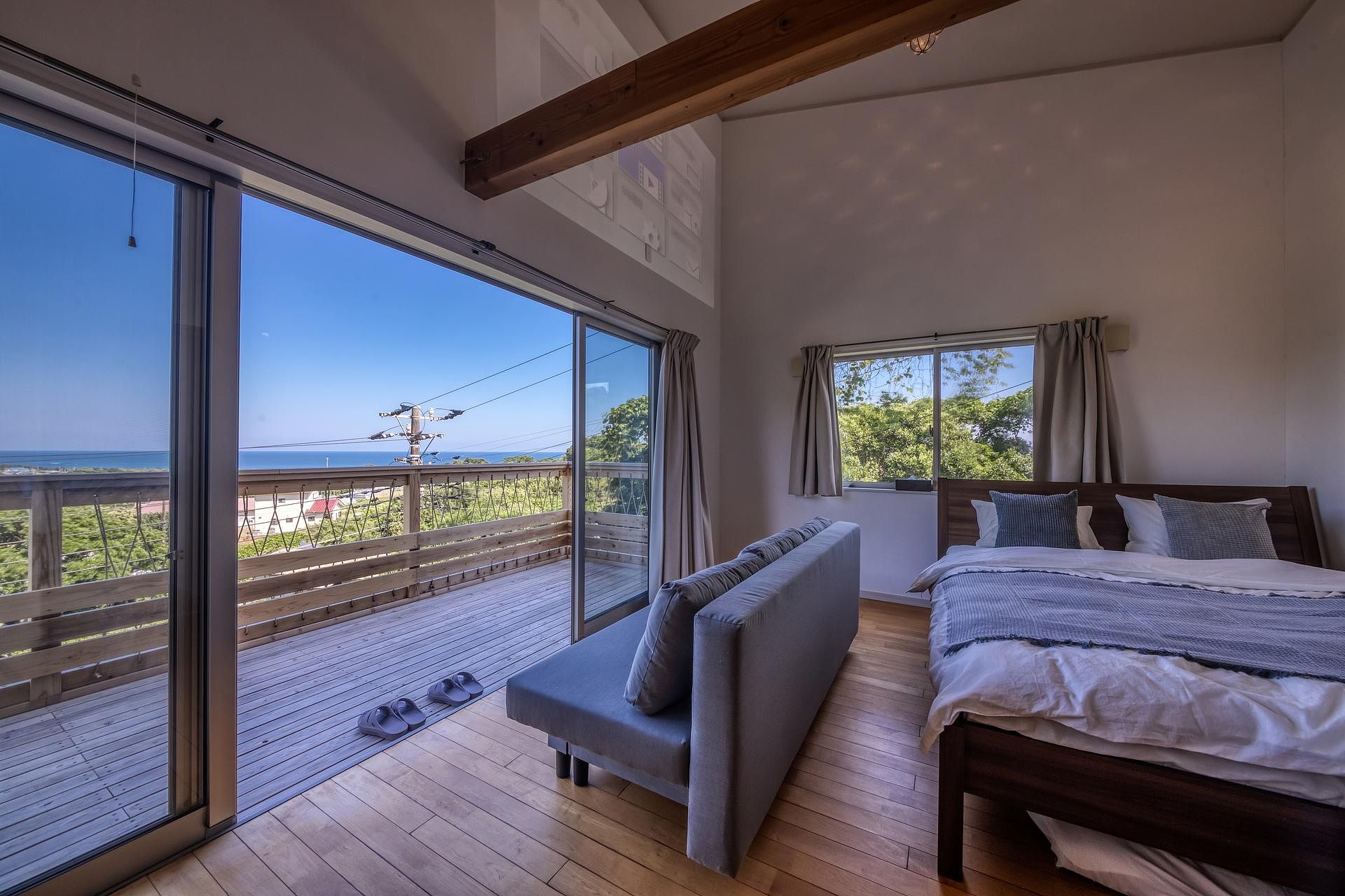 ベッドルームは2階のウッドデッキ付き最高のロケーション