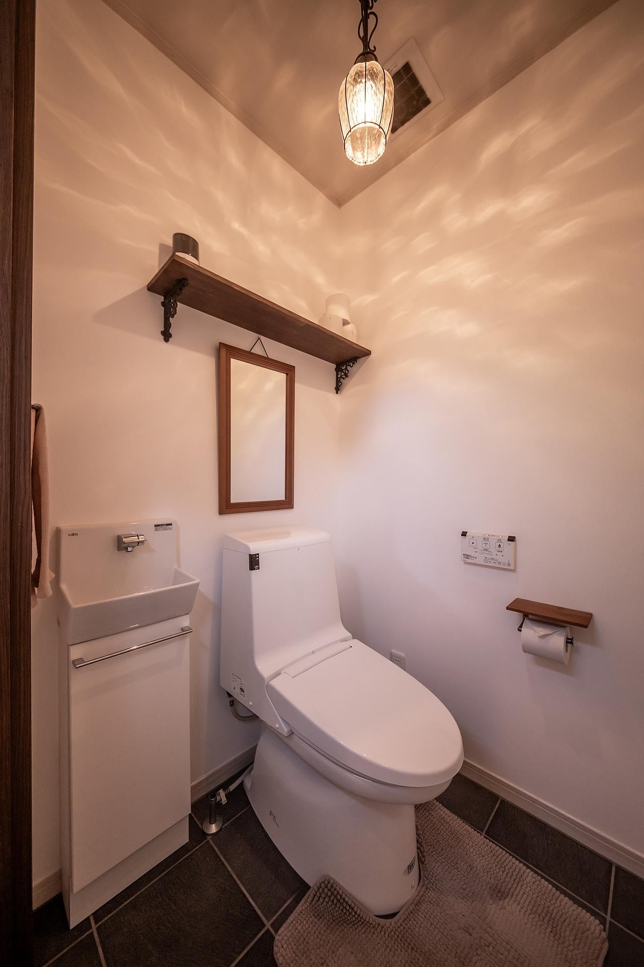 シャワートイレは1階と2階に完備