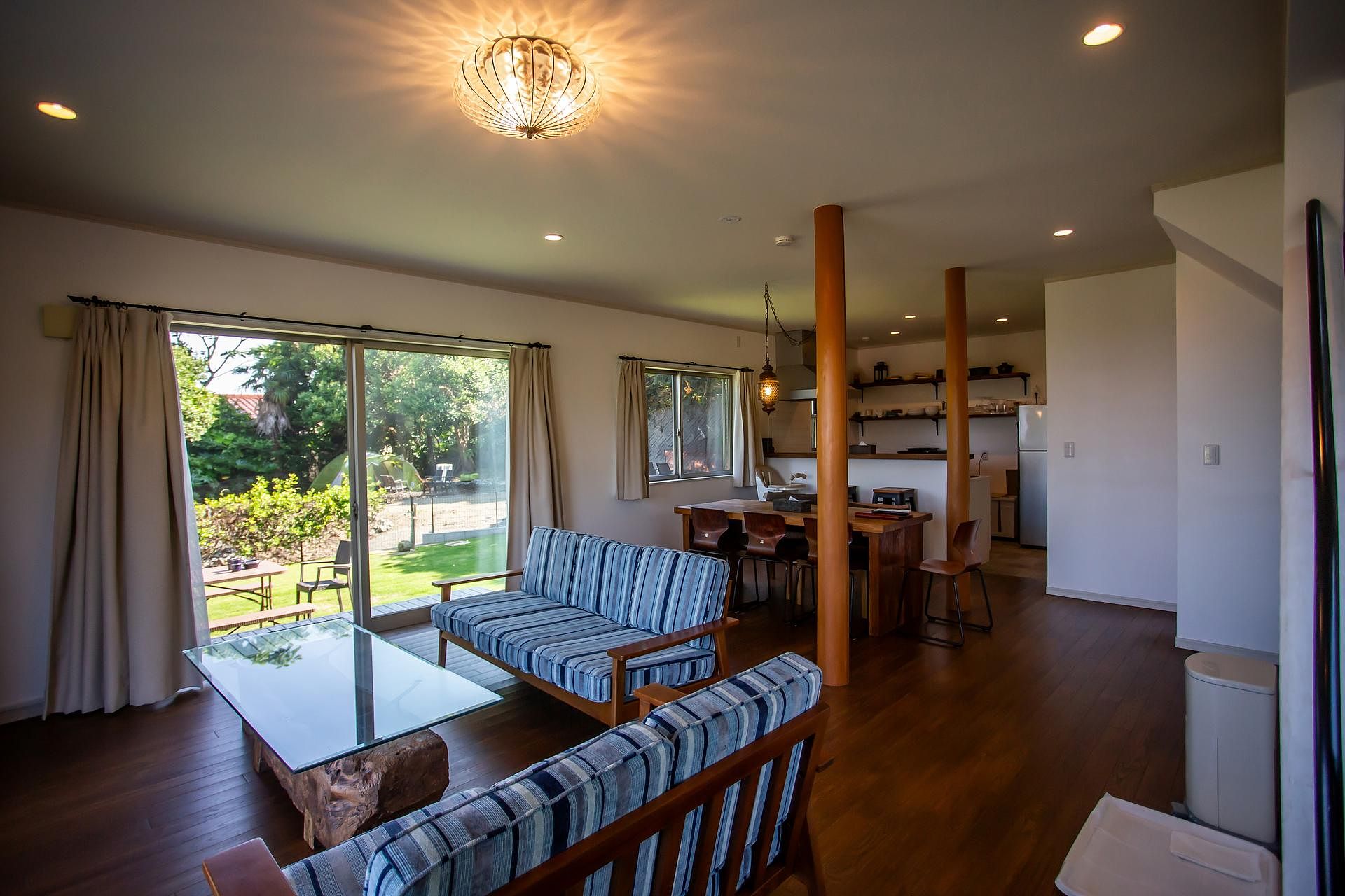 お庭と行き来できるダイニング