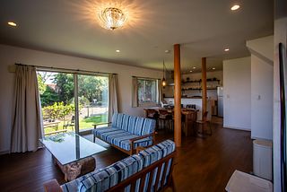 お庭と行き来できるダイニング