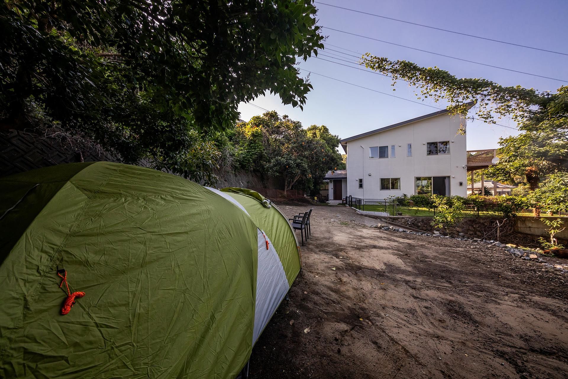 広いお庭にはキャンプサイトがありテントの利用ができます