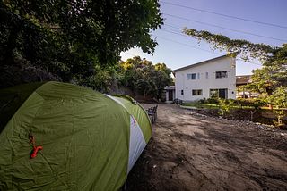 広いお庭にはキャンプサイトがありテントの利用ができます