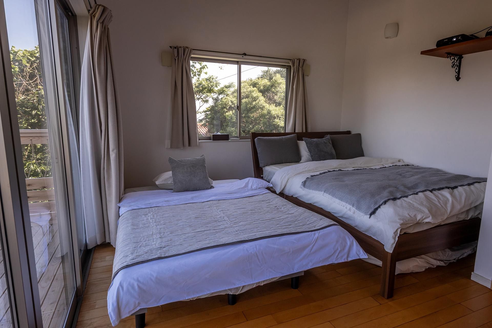 クイーンサイズベッドとダブルサイズのエキストラベッド