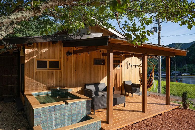 玄関には広いポーチと山水ミニプール。雨でもポーチでBBQができます。