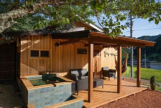 玄関には広いポーチと山水ミニプール。雨でもポーチでBBQができます。