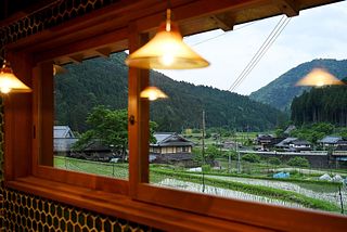キッチン窓から望む山村風景。