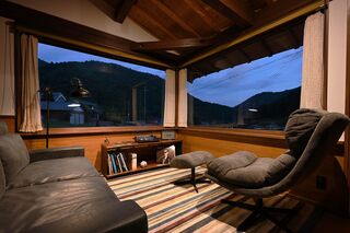 リビングから黄昏時の里山風景。