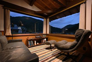 リビングから黄昏時の里山風景。