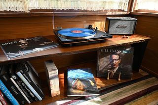 夕食の後はレコードプレヤーで音楽鑑賞。