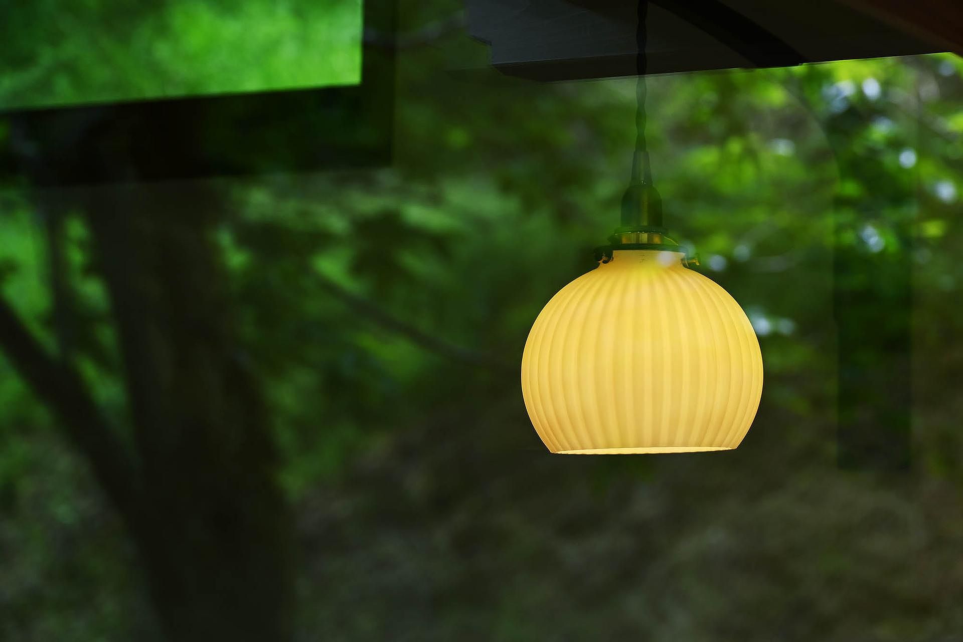 ベッドの読書灯とベッドから見える外の風景。