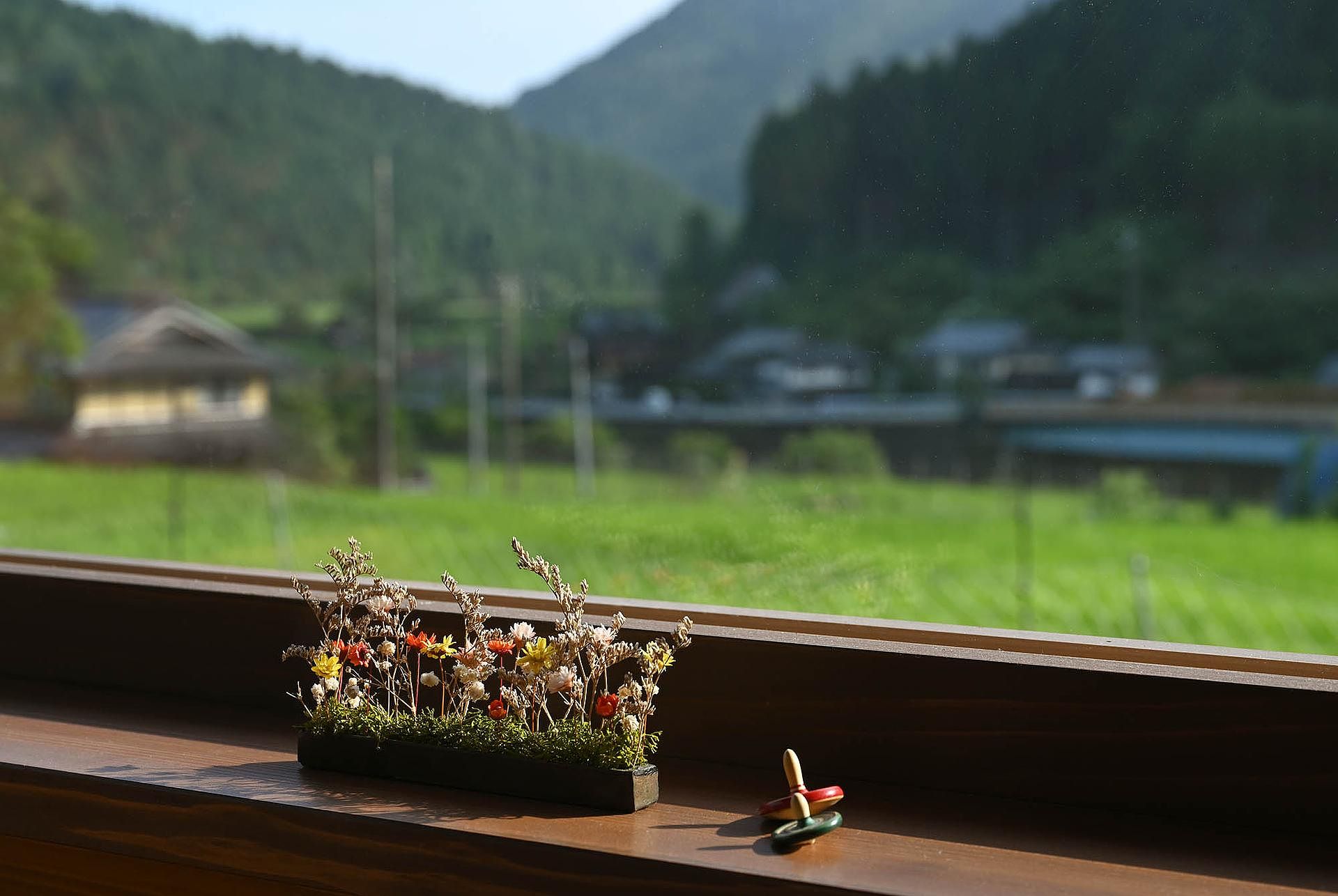 リビングからの里山風景。