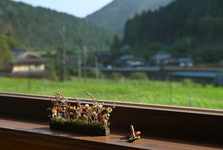 リビングからの里山風景。