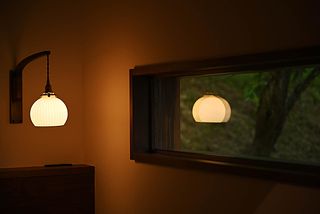 ベッドの読書灯とベッドから見える外の風景。