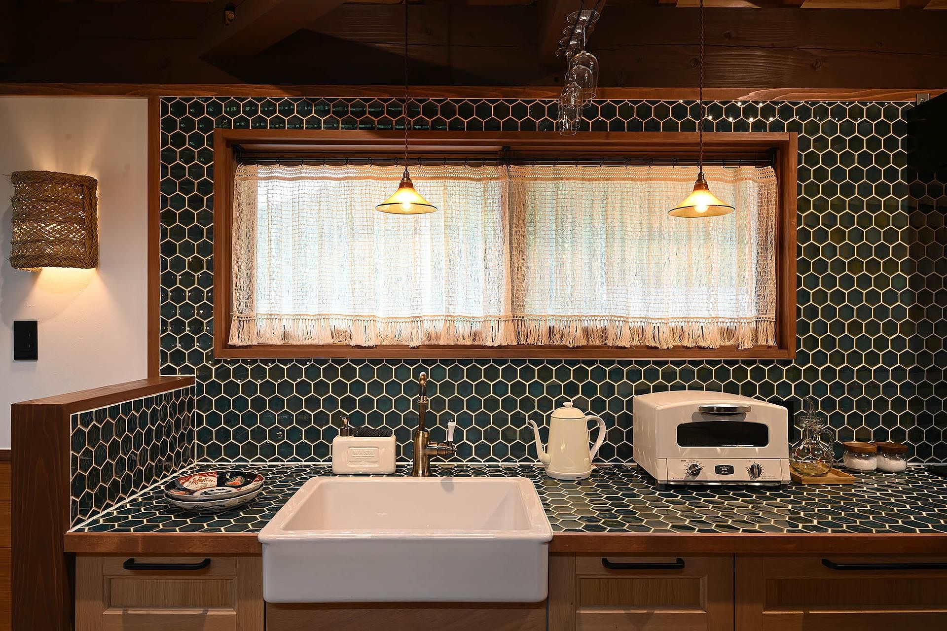 料理がしたくなるかわいいタイルキッチン。