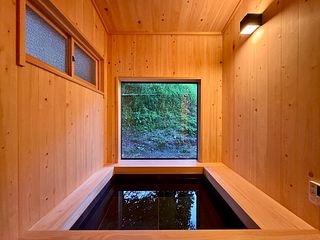 庭が見えるヒノキ風呂。