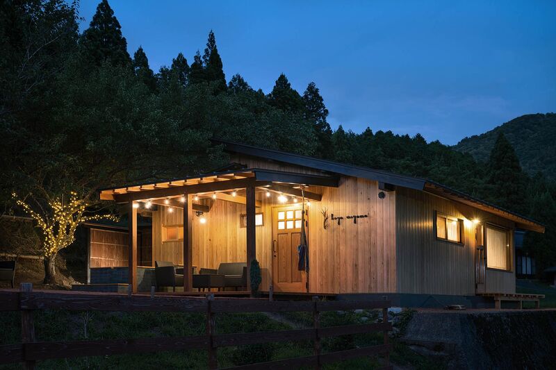 黄昏時の外観。静かな自然と一緒になる時間帯。
