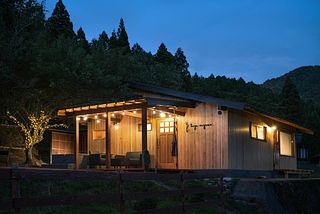 黄昏時の外観。静かな自然と一緒になる時間帯。