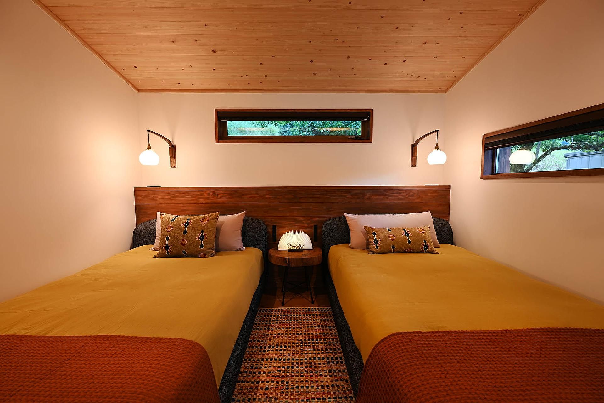 シモンズのセミダブルベット2台。未就学児2名まで添い寝可能です。