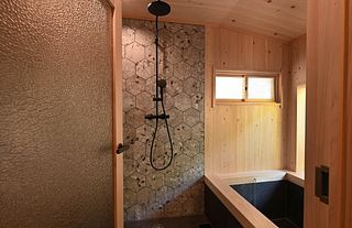 浴室は床暖房と浴室暖房乾燥機付き。