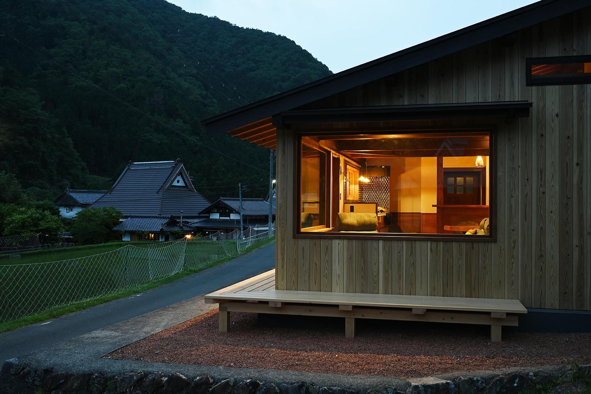 本館CASA MIYAMAをバックにした黄昏時。