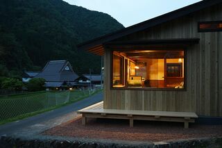 本館CASA MIYAMAをバックにした黄昏時。
