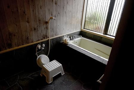 杉と石造りの大きなお風呂