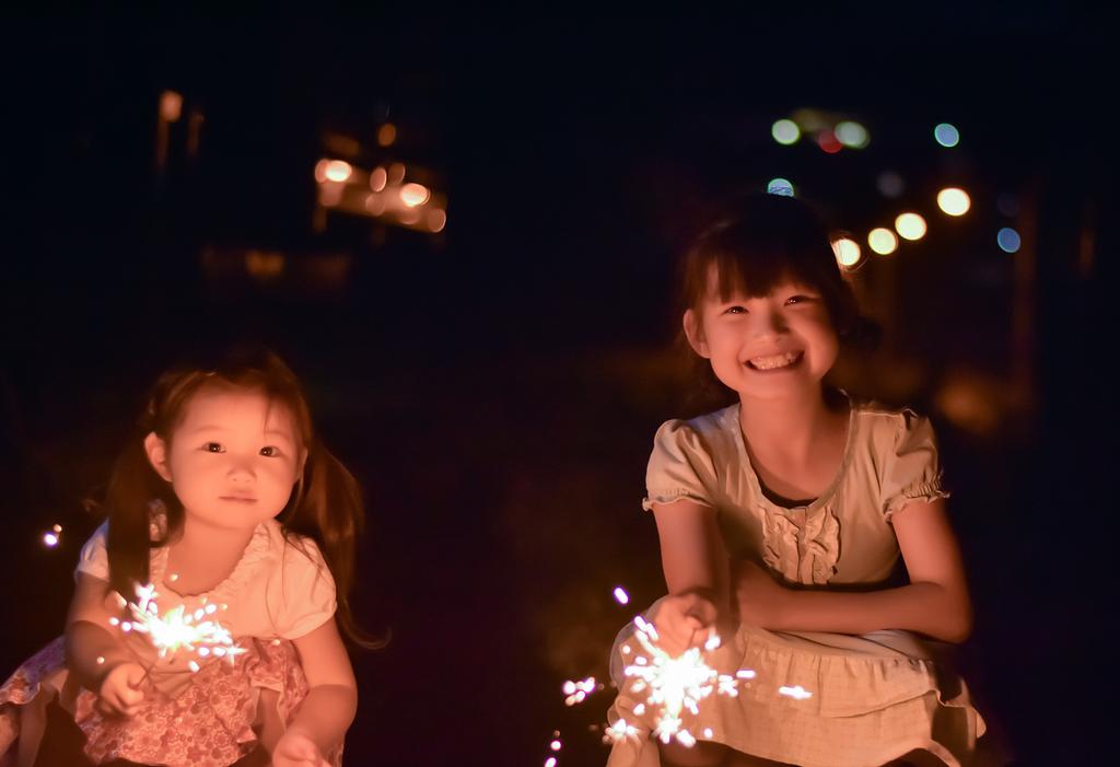 手持ち花火を楽しむ子どもたち