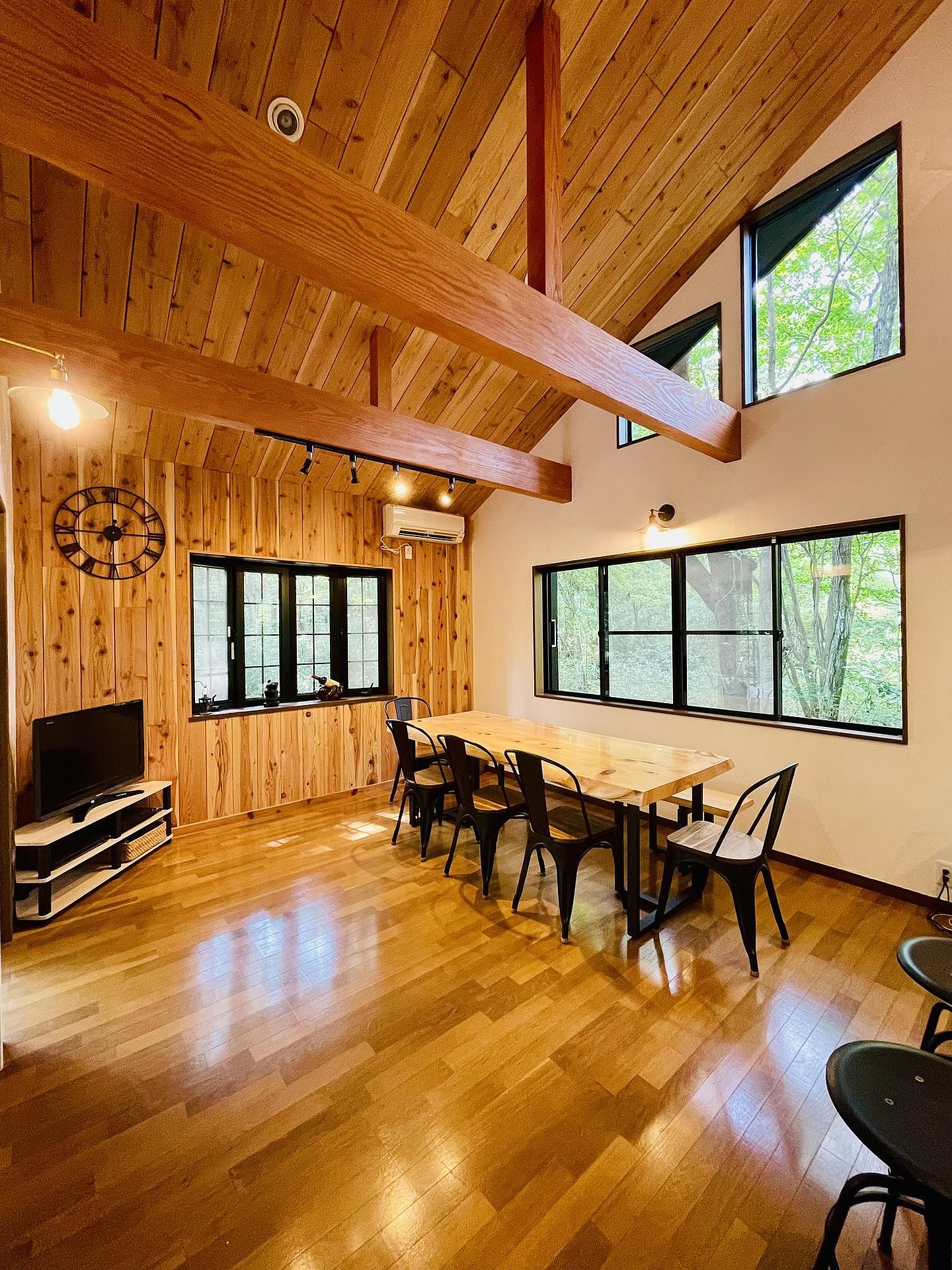 天井が高い広々としたダイニングで、ゆったりとした時間を 