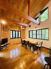 天井が高い広々としたダイニングで、ゆったりとした時間を 