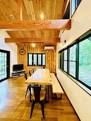 自然の息吹を感じる、手作りの無垢材テーブル