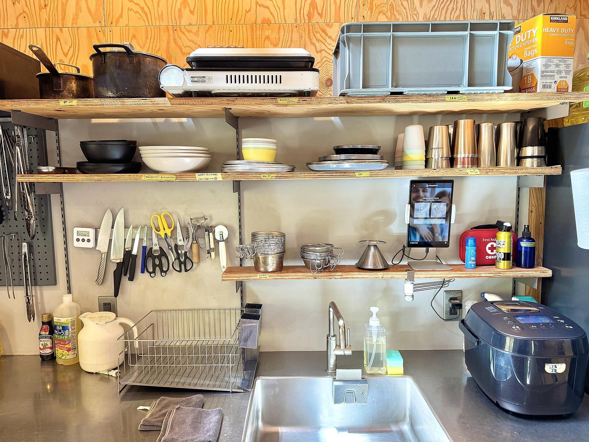 お皿やコップ等食器類も揃っています。