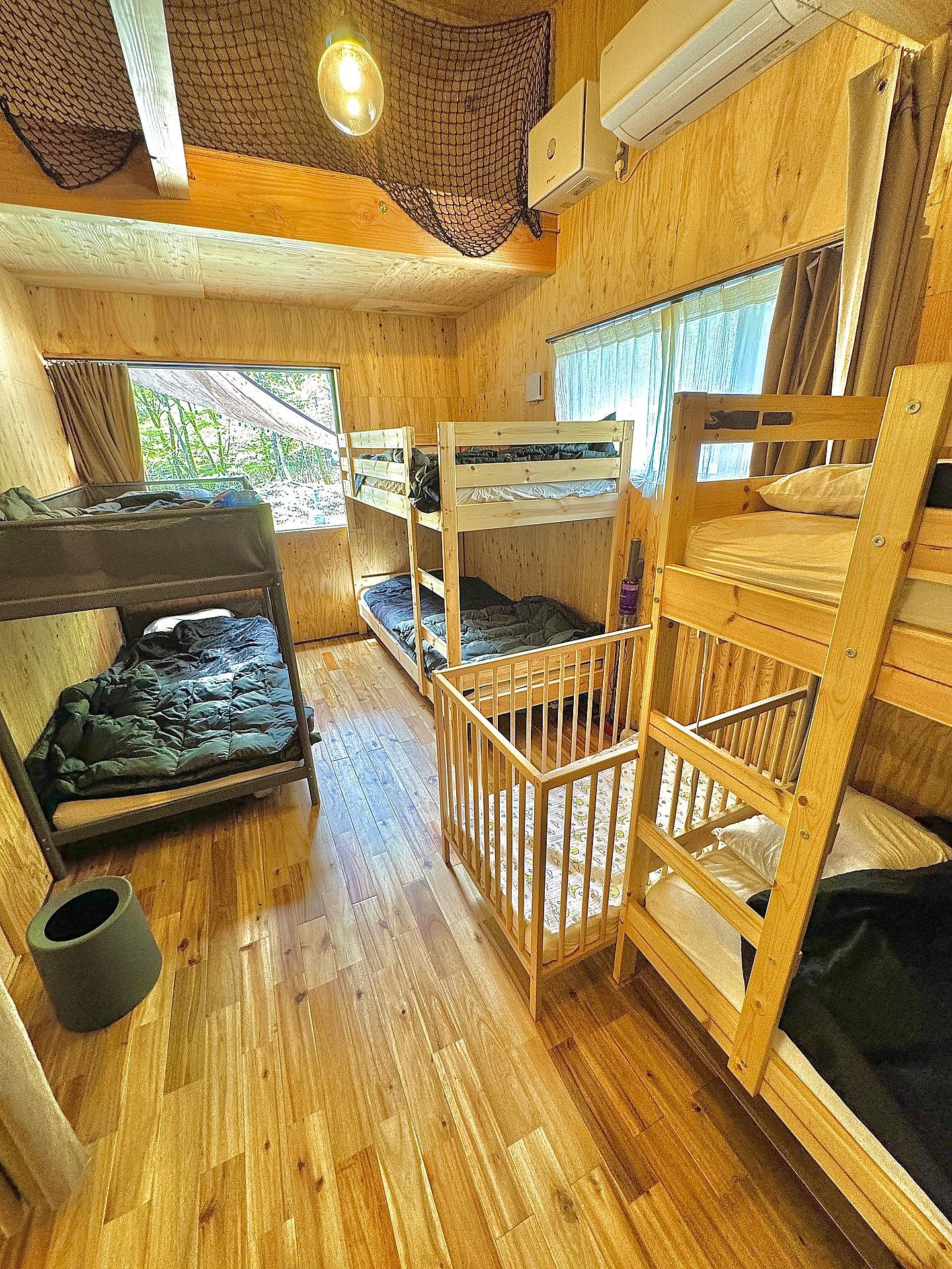 シングルサイズの2段ベッドが3台。ベビーベッドもございます。