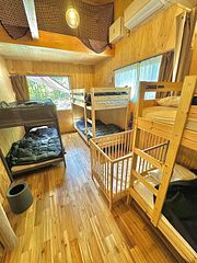 シングルサイズの2段ベッドが3台。ベビーベッドもございます。