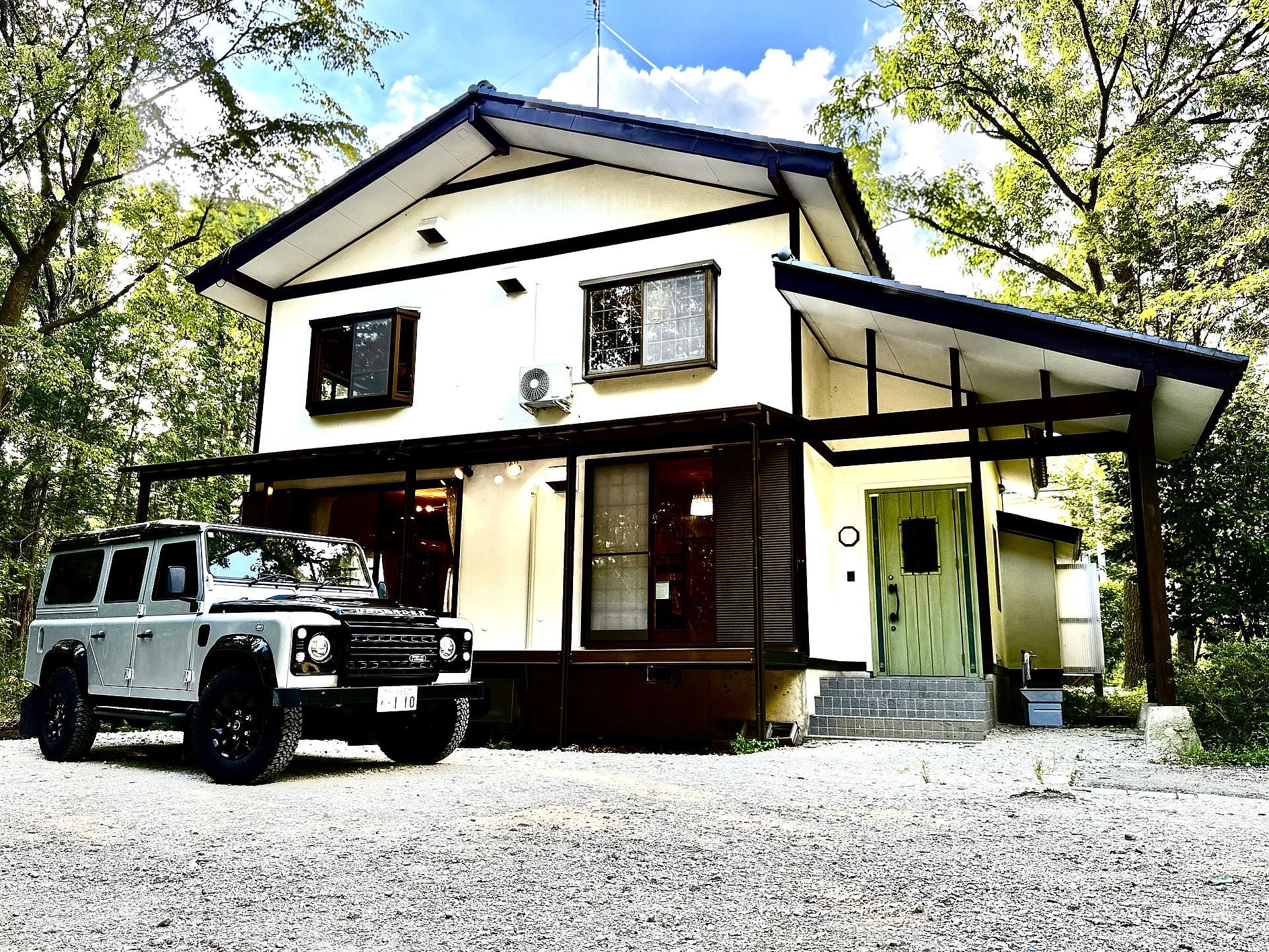 広々駐車場付き南面向き大型4LDKの建物は大人数でのご利用に最適です