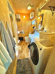 ランドリーも充実!洗濯乾燥機もあるので存分に川遊びができます
