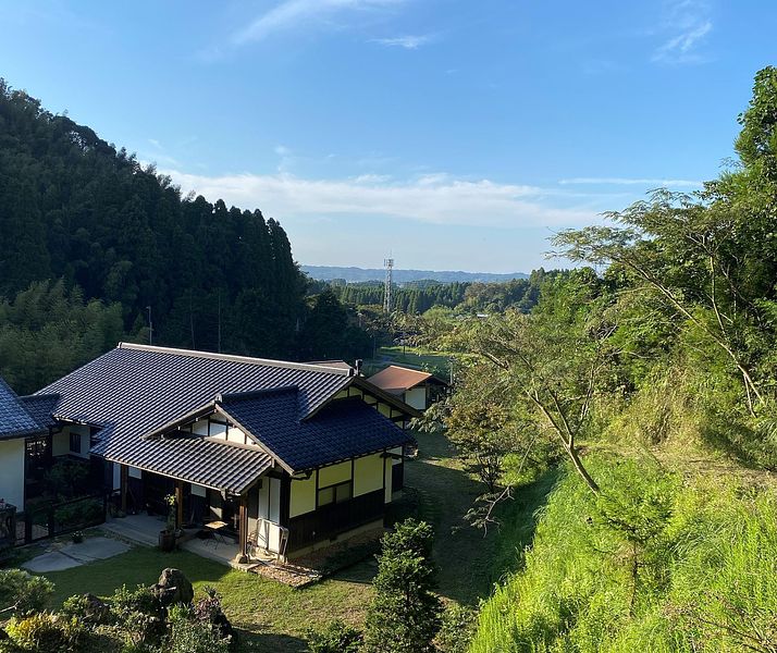 山と田んぼに囲まれた民家
