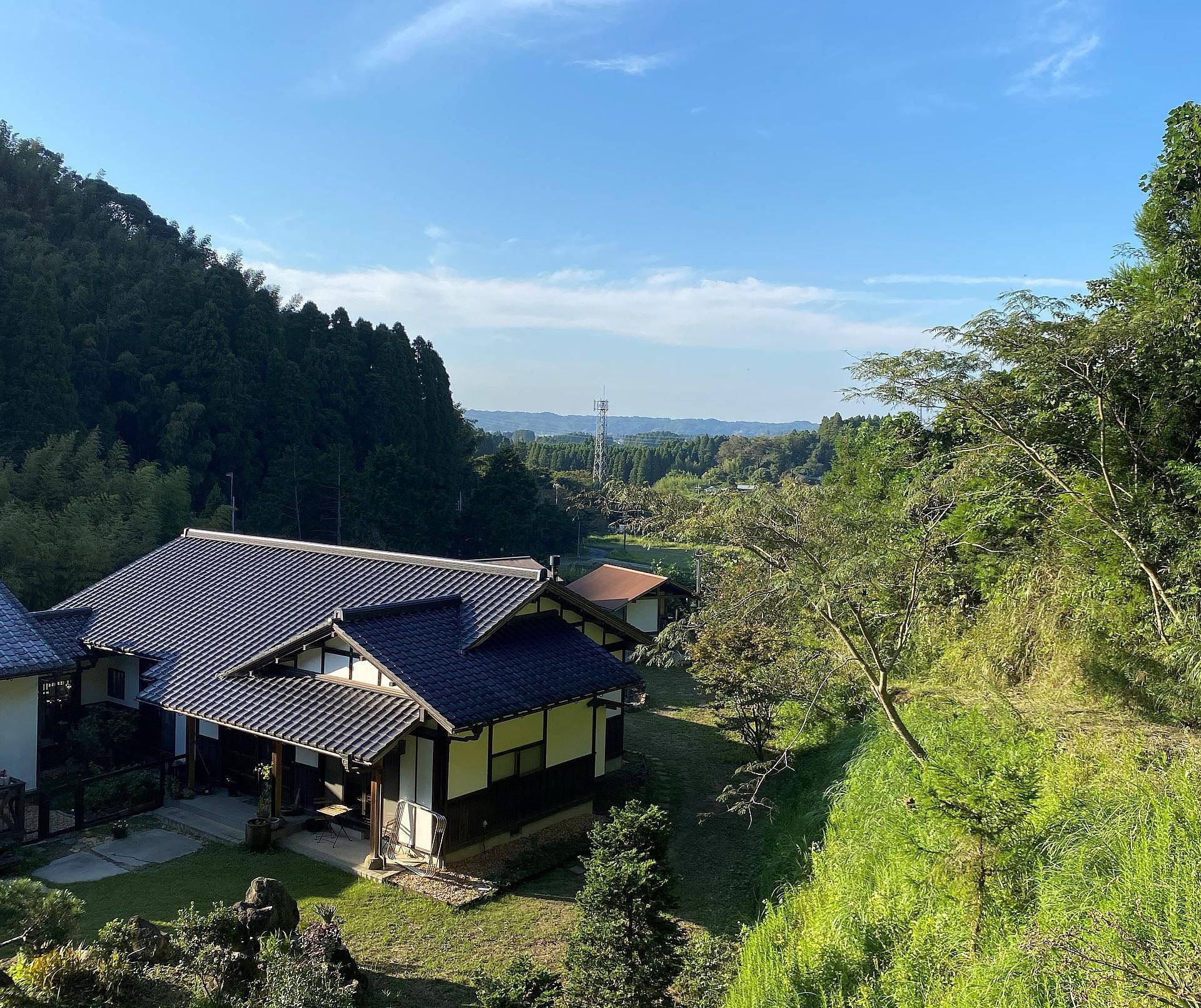 山と田んぼに囲まれた民家