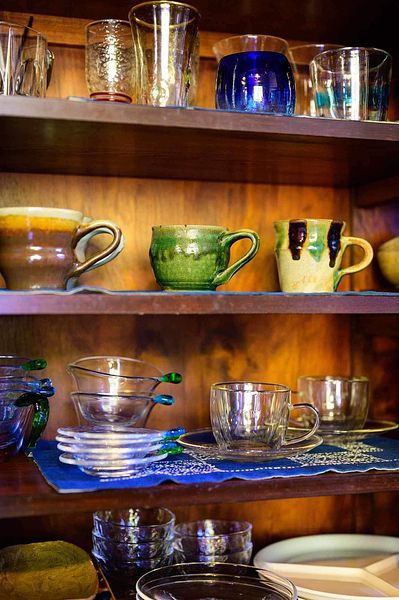 食器もこだわりの工芸品で揃えてあります。贅沢な食卓をお楽しみください