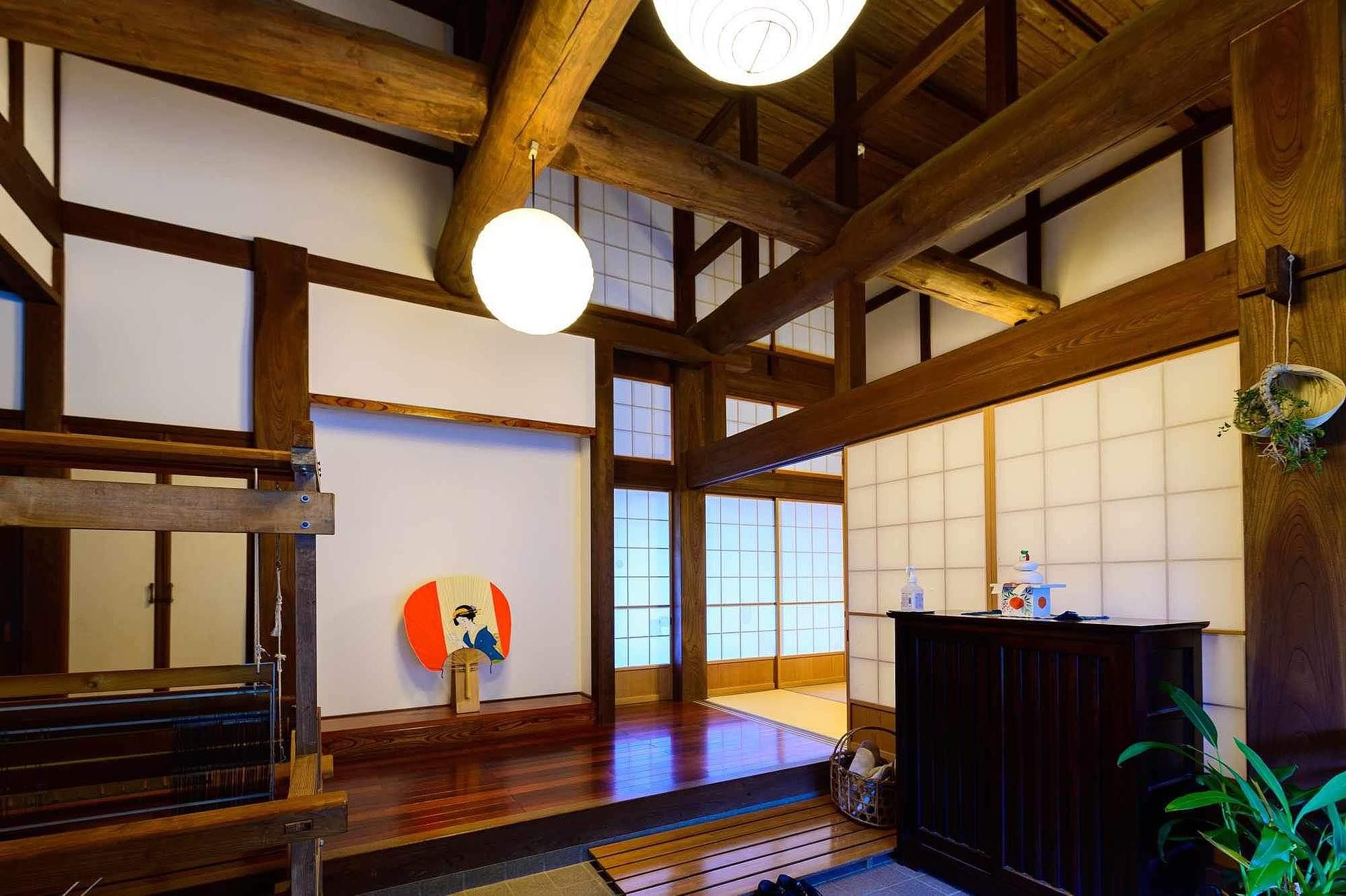 現代の民家をテーマにした落ち着いた玄関