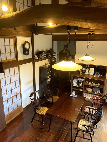 漆喰の白壁と梁の美しさの中で過ごす空間は快適