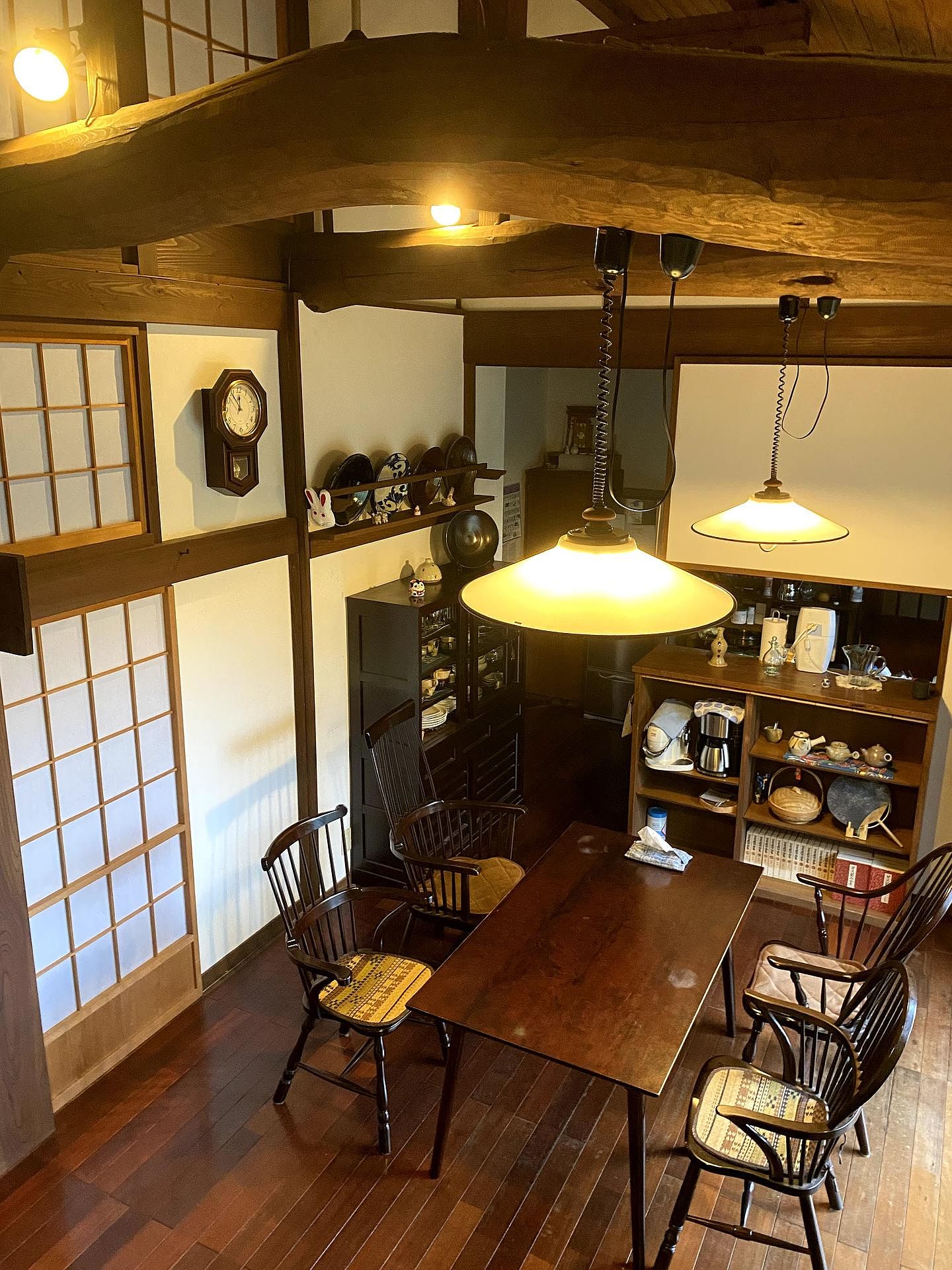 漆喰の白壁と梁の美しさの中で過ごす空間は快適